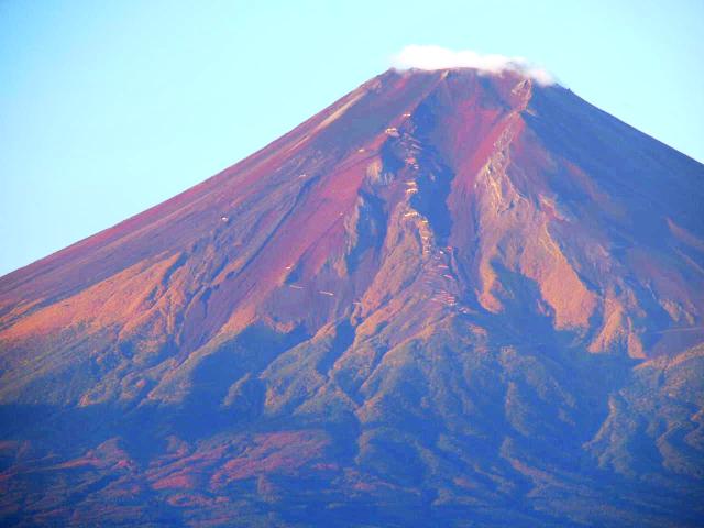 日の出の時間の、紅く染まった富士山（5時50分頃）