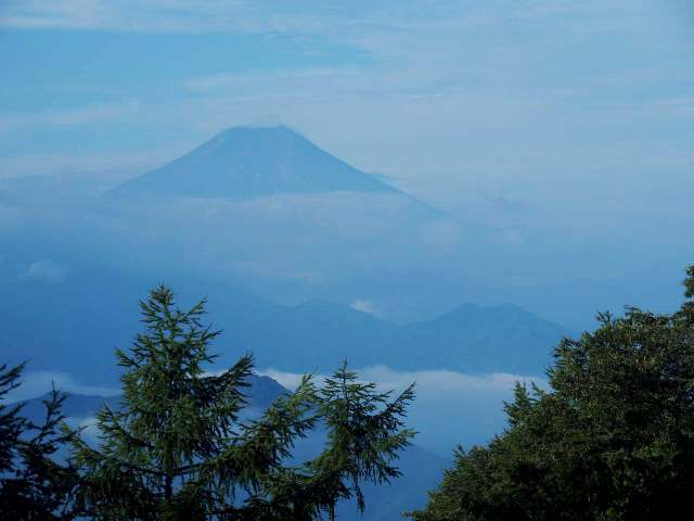 1-1　霞に覆われた富士山