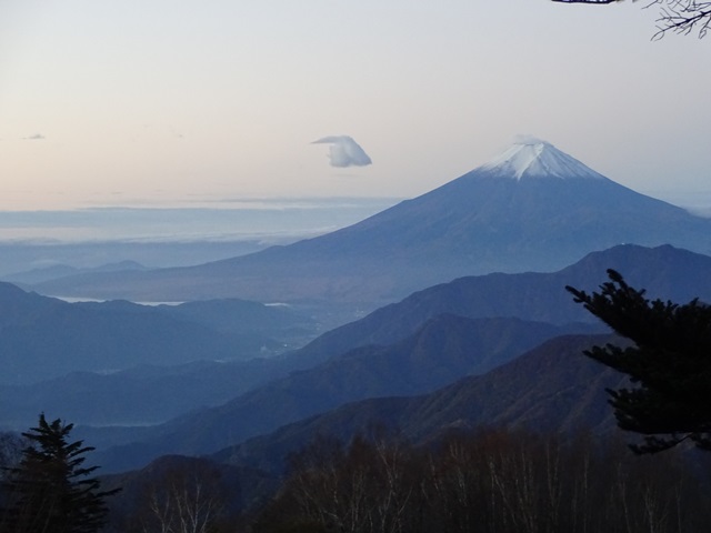 10月26日早朝から雁ケ腹摺山に登ってきました。(2014.10.26)