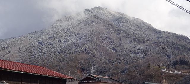昨夜雪が降りました。山の様子です。(2016.2.25)