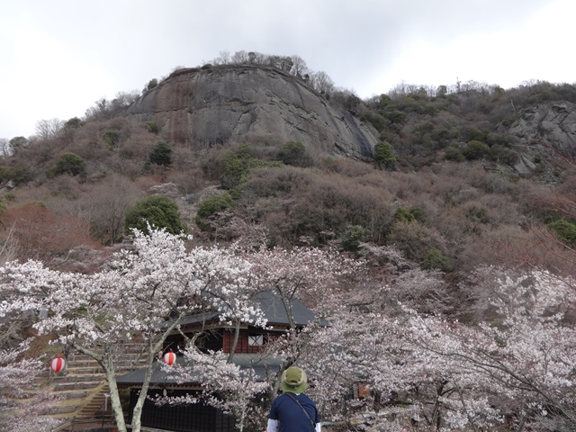桜の季節の岩殿山