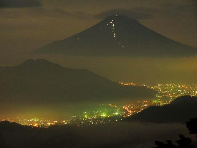 霞の中の富士山