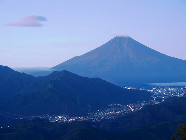 日の出前の静寂な時間の中の雄大な富士山の様子（5時10分頃）