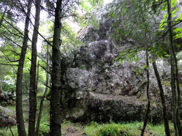 西尾根よりも少し下のところに巨大な岩があるそうです。