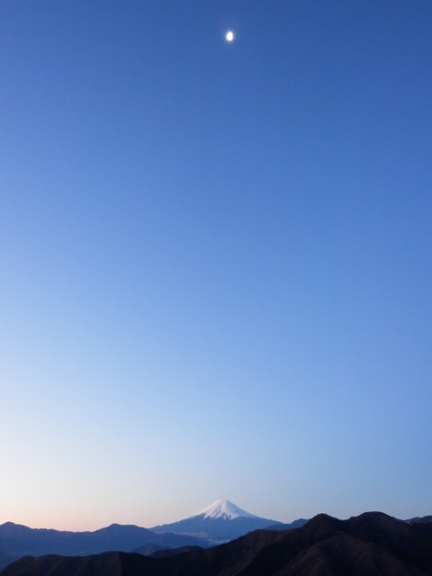 夜明け前から山に登り撮影された月と富士山