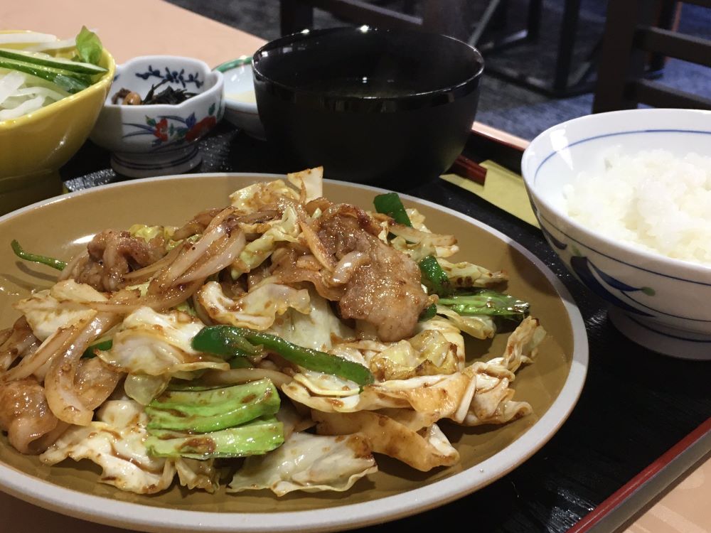 のびのびファームの放牧豚肉を使ったキャベツ味噌炒め定食