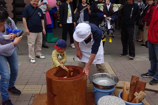 富士山世界文化遺産登録記念祝い・5回目の餅つきが終わりました。