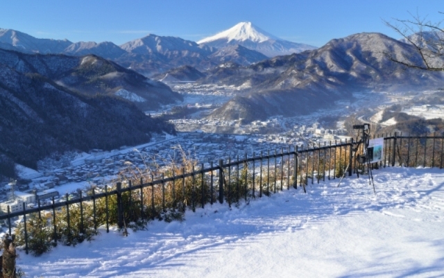 岩殿山からの雪の朝の大月の街と富士山