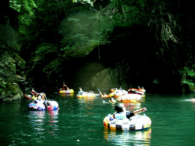 大月の渓谷で楽しむチュービング