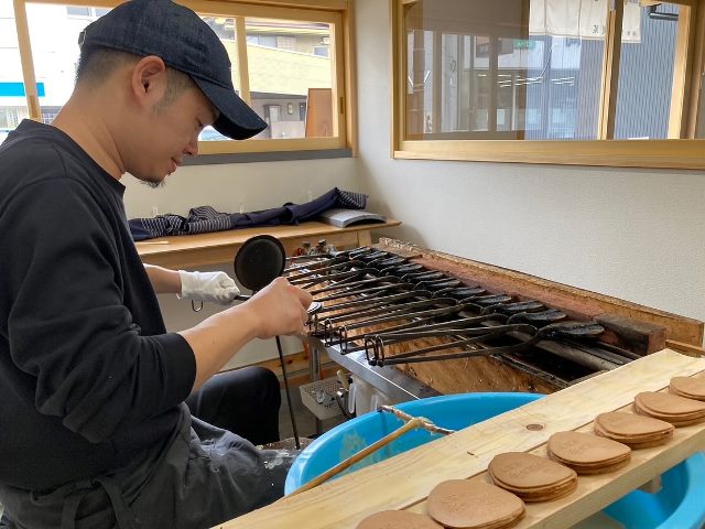 ガラス張りのスタイリッシュな店内では、店主さんが煎餅を焼く様子をじっくりご覧いただけます