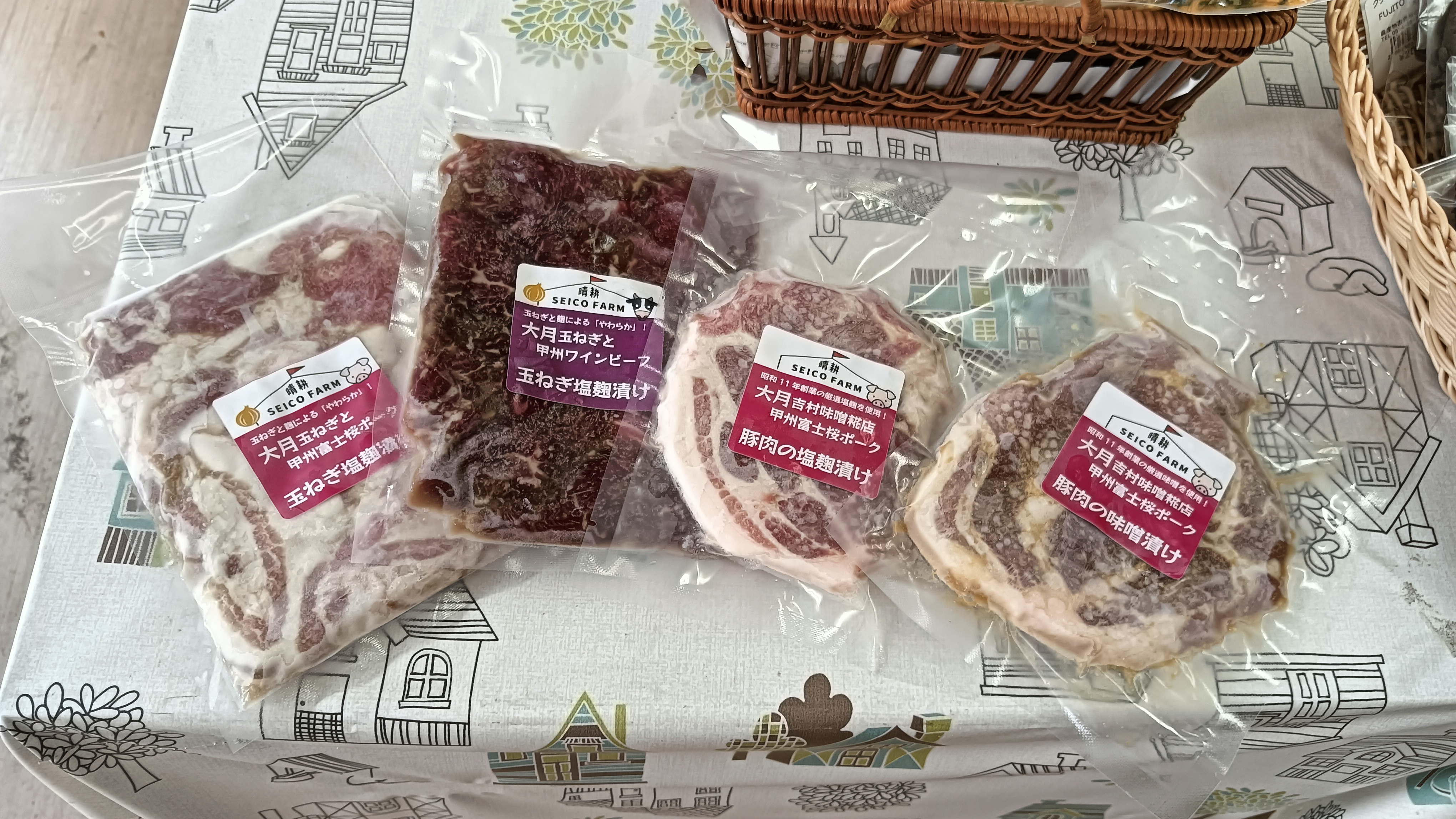 大月産の玉ねぎや、地元の吉村味噌糀店の味噌・塩麴を使ったお肉シリーズ