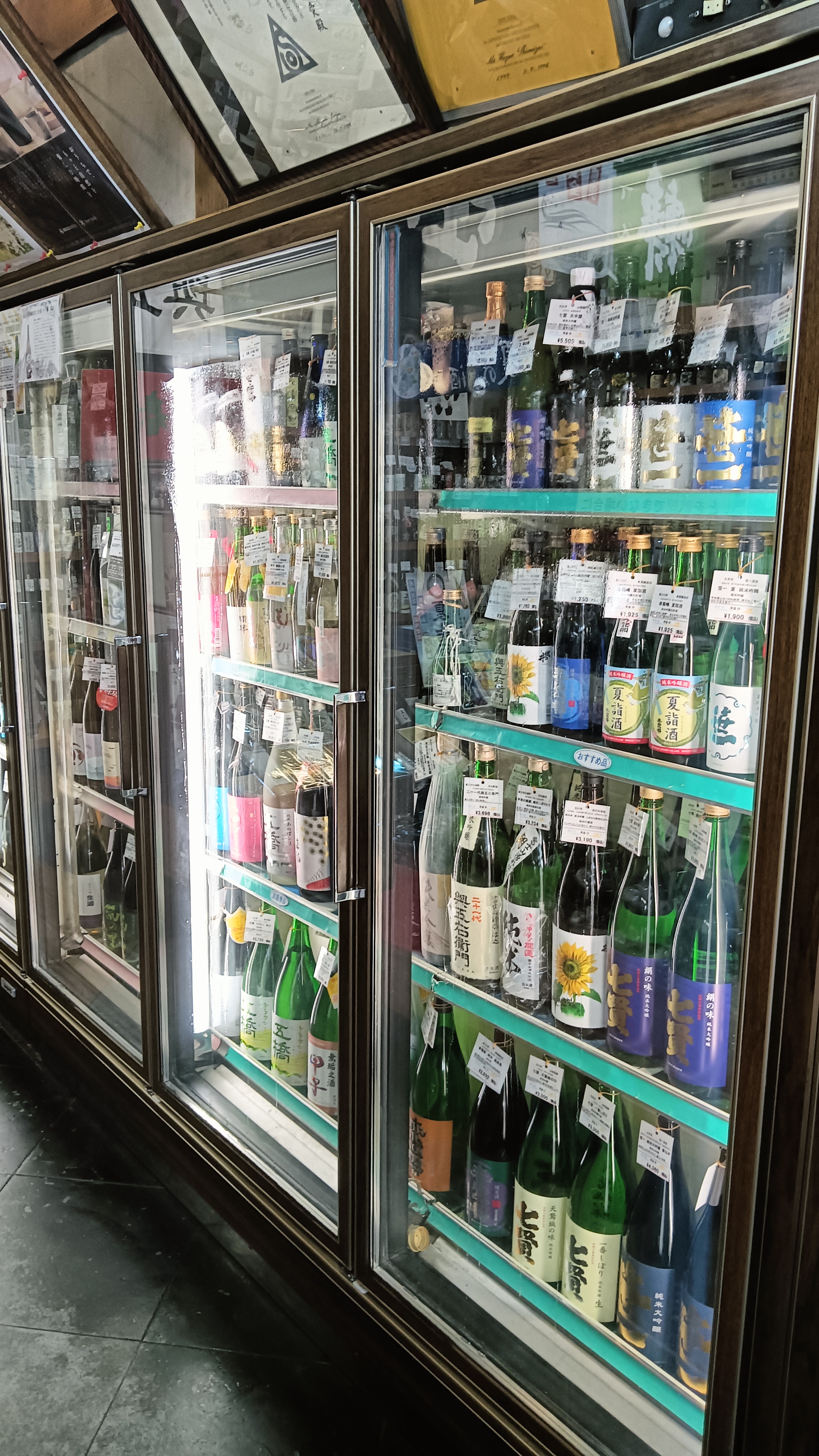 冷蔵ケースにも希少なお酒がいっぱい