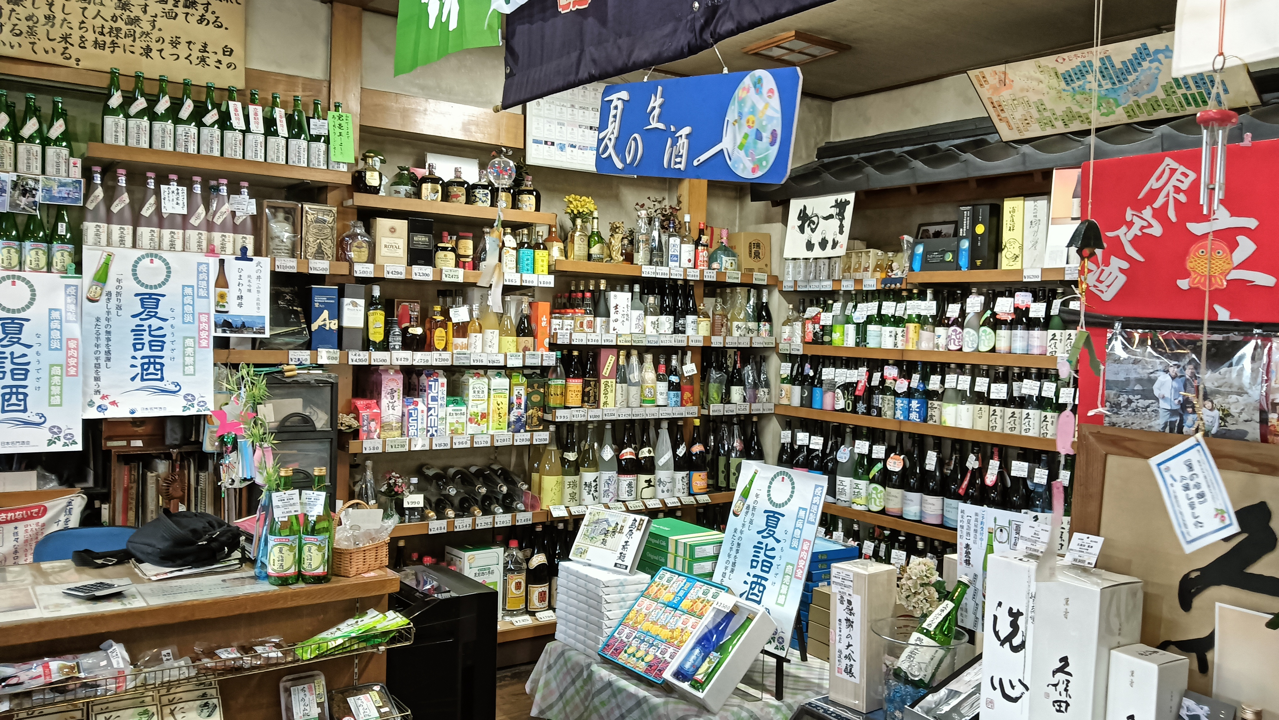 店内は圧巻の品揃え！日本酒以外の洋酒・焼酎・梅酒なども用意しています