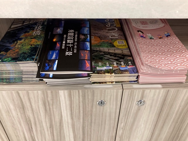 ロビーには大月市の観光に役立つパンフレットも設置