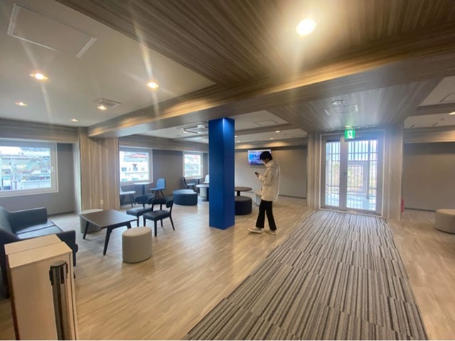 仲間同士で楽しめる広いラウンジがあります。大きなTVでスポーツ観戦もよし