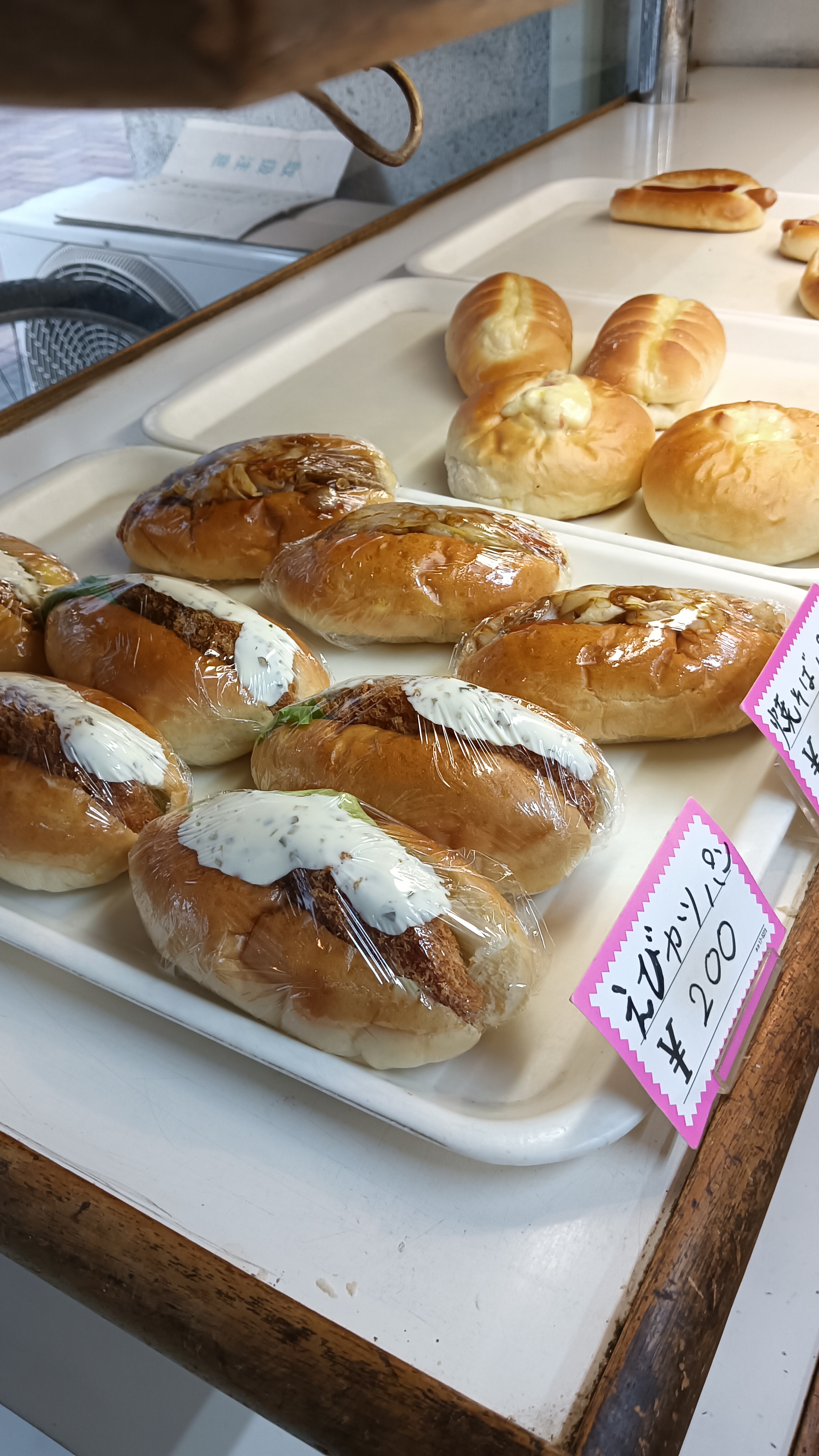 エビカツパンや焼きそばパンはボリュームも満点