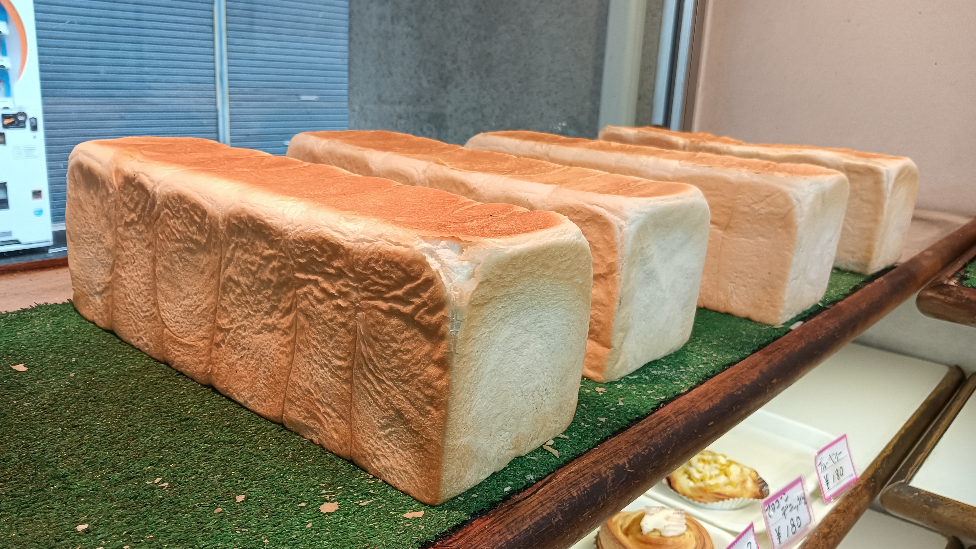 一番人気の食パン。余計なものを入れないシンプル材料で、飽きの来ない味わいが特長です