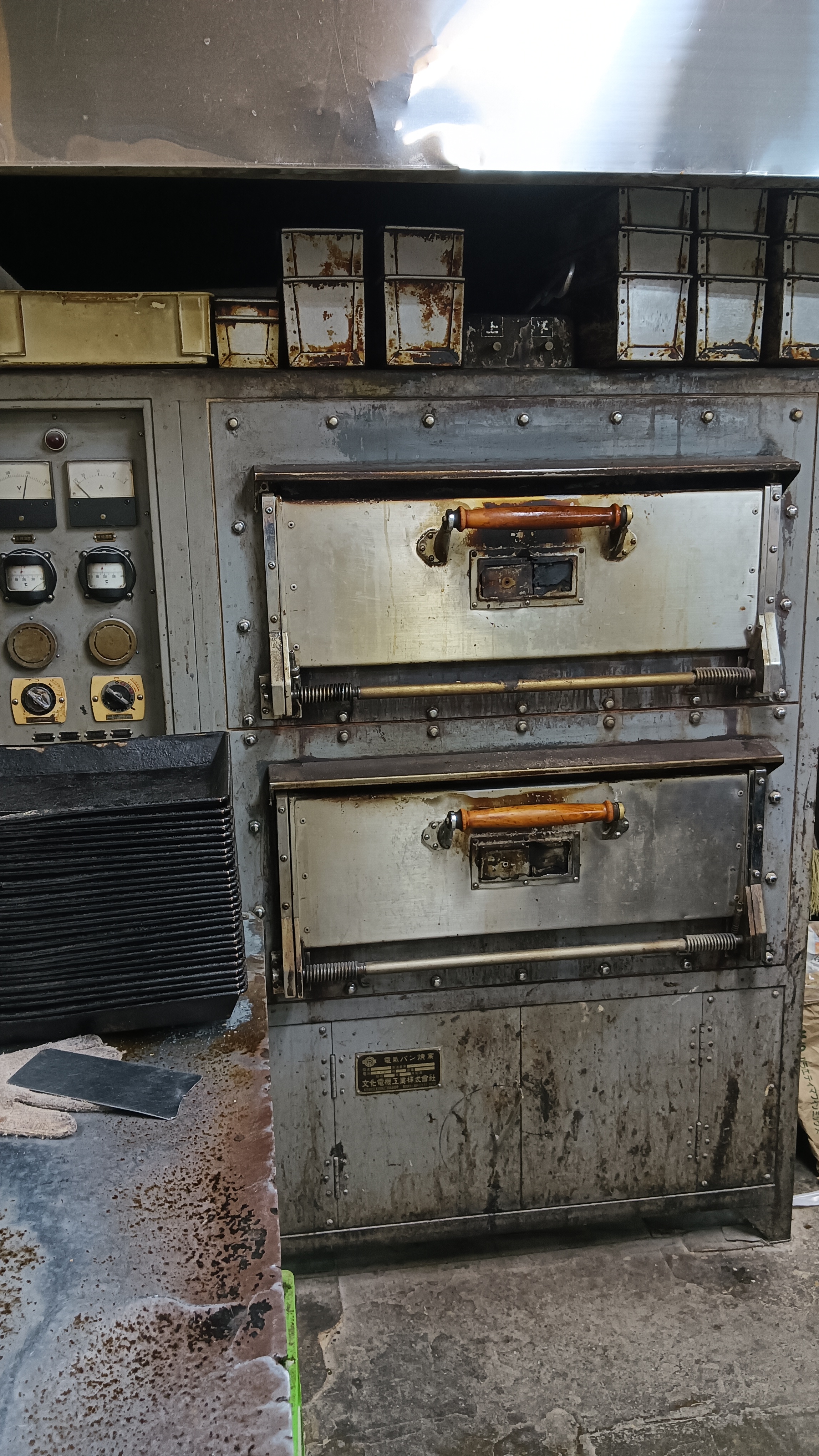 昭和53年から使われているパン焼きオーブン。今でも現役で頑張っています